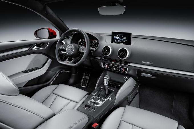

Audi A3 Sportback z razširjeno ponudbo serijske opreme postavlja dodatna nova merila: ksenonska žarometa plus z univerzalnima žarometoma z novim, markantnejšim videzom, vmesnik Bluetooth in MMI radio s 7-palčnim zaslonom so na primer na voljo že v osnovni izvedbi modela. | Foto: 