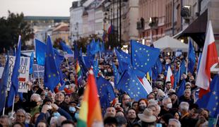 Denar je pomembnejši: Poljska vendarle popustila Bruslju
