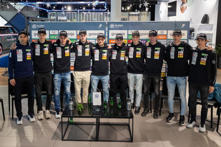 Robert Hrgota s slovensko deveterico, na tekmo se jih je uvrstilo sedem. | Foto: Bor Slana/STA