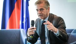 Golob: Naloga vlade je poskrbeti za varno in dostojno starost