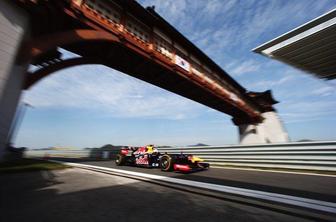 Pred praznimi tribunami Red Bull že pokazal roge