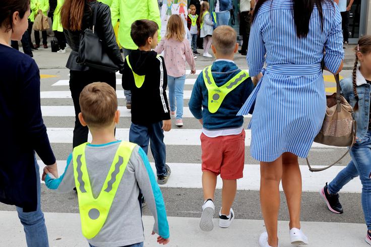 Pozorni bodo tudi na najmlajše učence, ki morajo zaradi večje vidnosti nositi rumene rutice. Policija ob tem poudarja, da skrb za varnost otrok v prometu ne sme biti omejena zgolj na prve šolske dni, temveč mora biti del odgovornega ravnanja vse leto. | Foto: STA