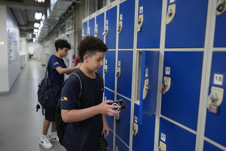 Osnovna šola bo v pravilih šolskega reda določila prostor in način odlaganja elektronskih naprav učencev. To pomeni, da bodo mobilne telefone ob začetku pouka morali odložiti v za to predviden prostor, na primer v omarice.  | Foto: Guliverimage