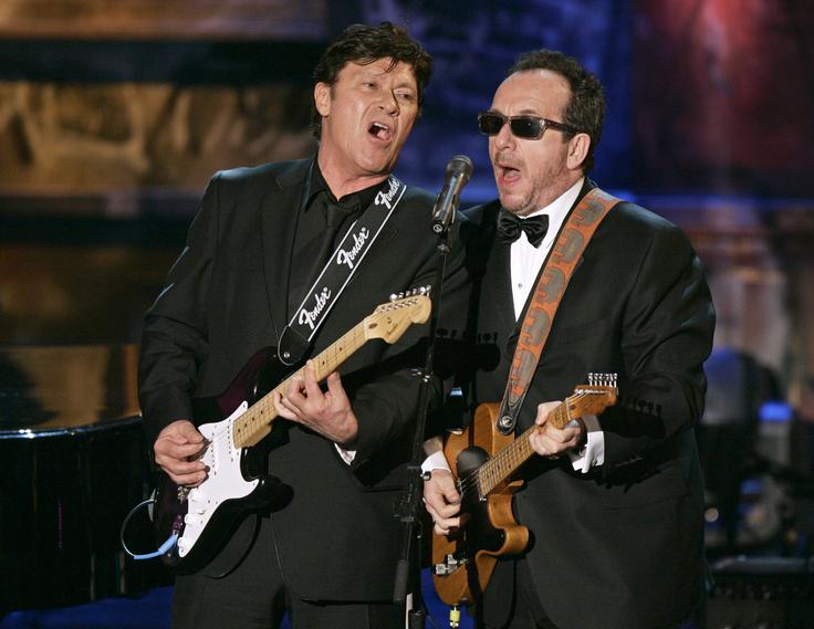 Robbie Robertson (levo) na koncertu z Elvisom Costellom v New Orleansu | Foto: Guliverimage