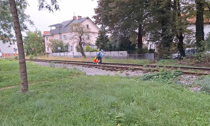 Otroci na poti v Osnovno šolo Ketteja in Murna zelo pogosto uberejo bližnjico čez železniške tire na nezavarovanem mestu. | Foto: Peter Pahor