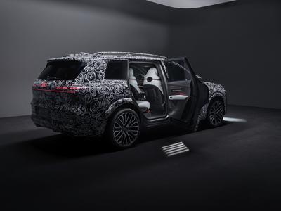 Prvi pogled v audi Q9: luksuz, prostornost in vrata z električnim odpiranjem