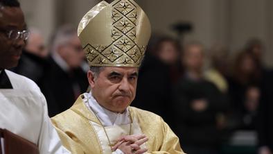 Lahko kardinal Giovanni Angelo Becciu resno zaplete izbiro novega papeža?