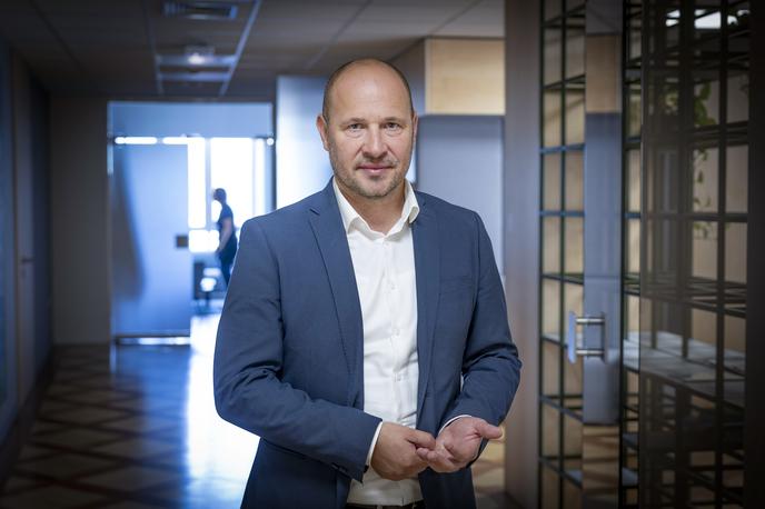 Jernej Vrtovec | Jernej Vrtovec, predsednik Nove Slovenije, je 14. marca 2026 ponovno prevzel vodenje ministrstva za infrastrukturo. Pod okrilje ministrstva po reorganizaciji vlade spada tudi del pristojnosti nekdanjega ministrstva za okolje, podnebje in energijo. Ta del se nanaša na energetiko, oskrbo z naftnimi derivati, infrastrukturo za alternativna goriva v prometu, trajnostno mobilnost, celostno prometno načrtovanje ter javni potniški promet v notranjem in čezmejnem prometu. | Foto Ana Kovač