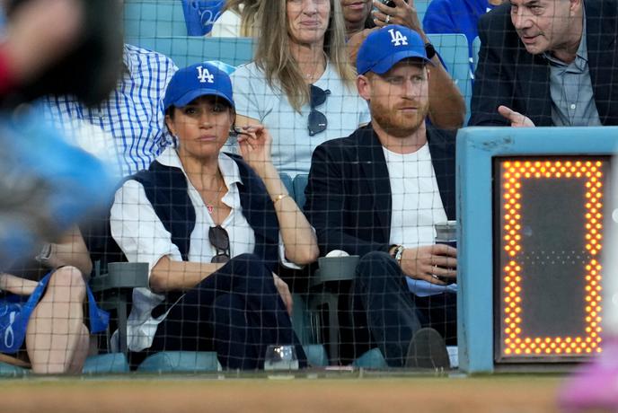 Kralj Karel Harryju in Meghan po vrnitvi na Otok poslal jasno sporočilo