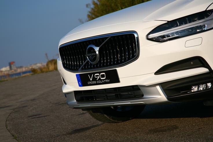 Karoserija je od V90, a nos na CC je povsem drugačen. | Foto: Vinko Kernc