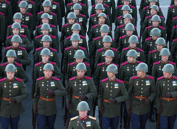 Ruski vojaki na paradi v Moskvi. | Foto: Reuters