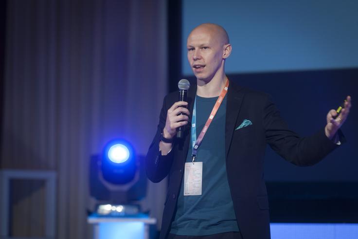 Kdor gradi za termin "mobile first", gleda v prihodnost in že ve, kaj prihaja, v nasprotnem primeru se zgodi Motorola. Deset let je bila to najboljša znamka, danes ne obstaja več. In težko si predstavljamo, kaj se bo zgodilo že v naslednjih dveh letih, kaj šele kasneje, hitrost razvoja je fenomen, je na Diggitu poudaril Chandler. | Foto: Bojan Puhek