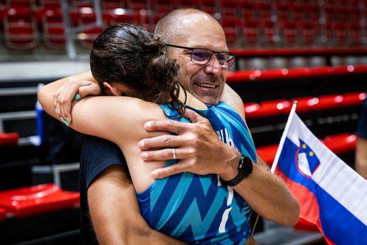 V objemu očeta Boštjana Sivke | Foto: Vid Ponikvar/Sportida