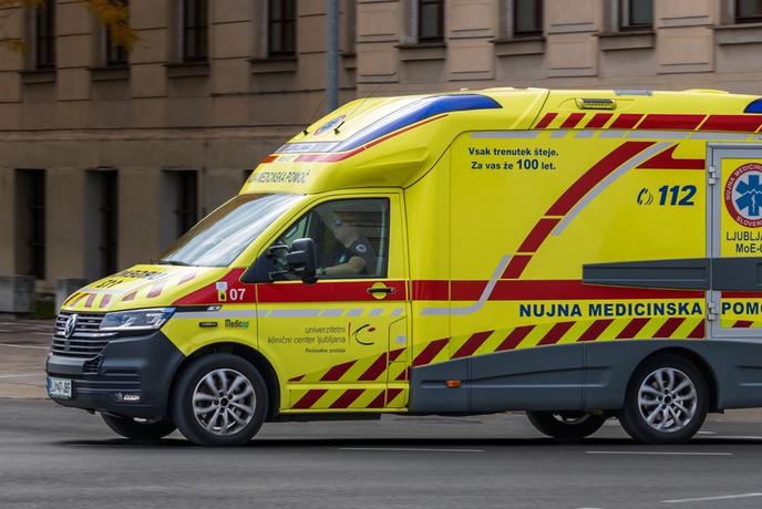 Avtobus v Ljubljani trčil v 84-letnega kolesarja, ki je umrl