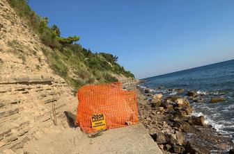 Med Fieso in Piranom minirajo klif, ljudje se kopajo pod njim #foto #video