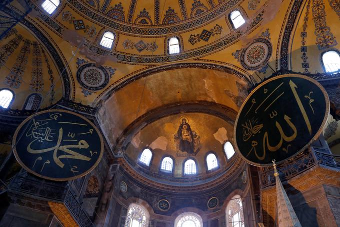 Vprašanje, ki se pojavlja, je, kaj bodo v mošeji storili s krščanskimi ikonami, simboli in mozaiki. Na fotografiji je mozaik, ki v Hagiji Sofiji prikazuje Devico Marijo in Jezusa. | Foto: Reuters