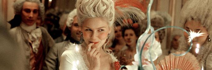 Kirsten Dunst v zgodovinski drami Sofie Coppole upodablja mlado avstrijsko princeso, ki je še kot najstnica postala francoska kraljica. • V nedeljo, 20. 5., ob 14.45 na TV 1000.* | Foto: 