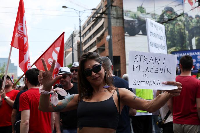 Protestniki pred poslopjem srbske vlade v Beogradu | Foto Reuters