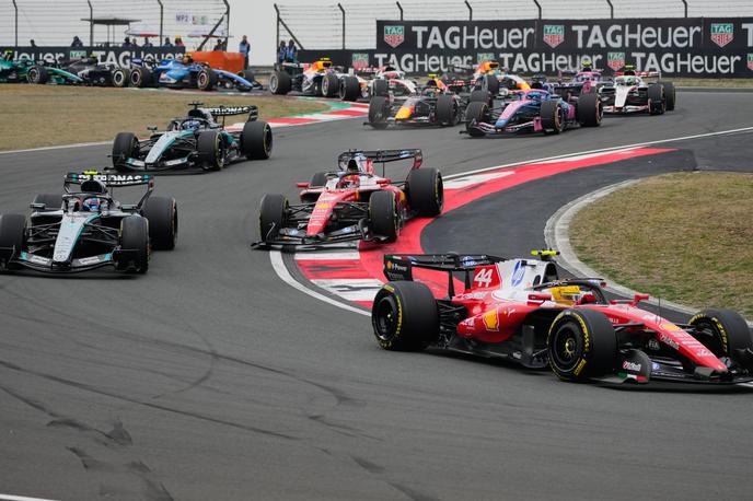 Šanghaj štart Lewis Hamilton Charles Leclerc Kimi Antonelli | Foto Guliverimage