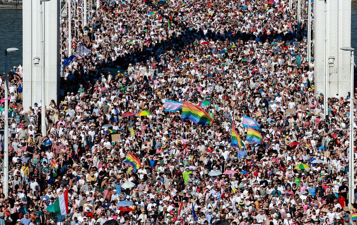 Pride, Budimpešta | Madžarska vlada je v zadnjih mesecih in letih v imenu zaščite otrok sprejela vrsto zakonov, ki omejujejo pravice pripadnikov skupnosti LGBTIQ+. Poleg zakonske prepovedi organizacije parade ponosa je v marcu uvedla tudi globe za udeležence in organizatorje, ki jih lahko doleti tudi enoletna zaporna kazen. | Foto Reuters