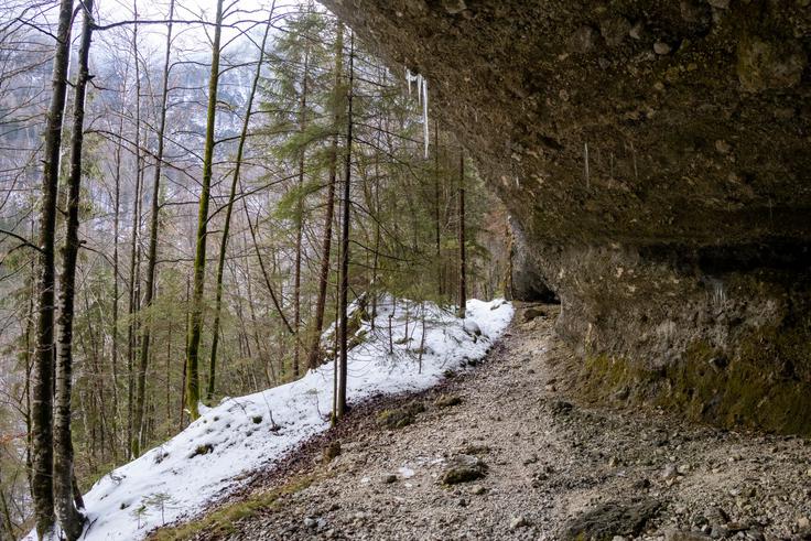Galerije oziroma Lope so spodmoli v konglomeratu. | Foto: Matej Podgoršek