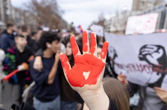 Zrušitev nadstreška v Novem Sadu: za 13 obtoženih odrejen hišni pripor