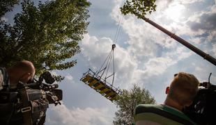 Kako so iz Ljubljanice potegnili najdaljši antični deblak #foto #video #izarhiva