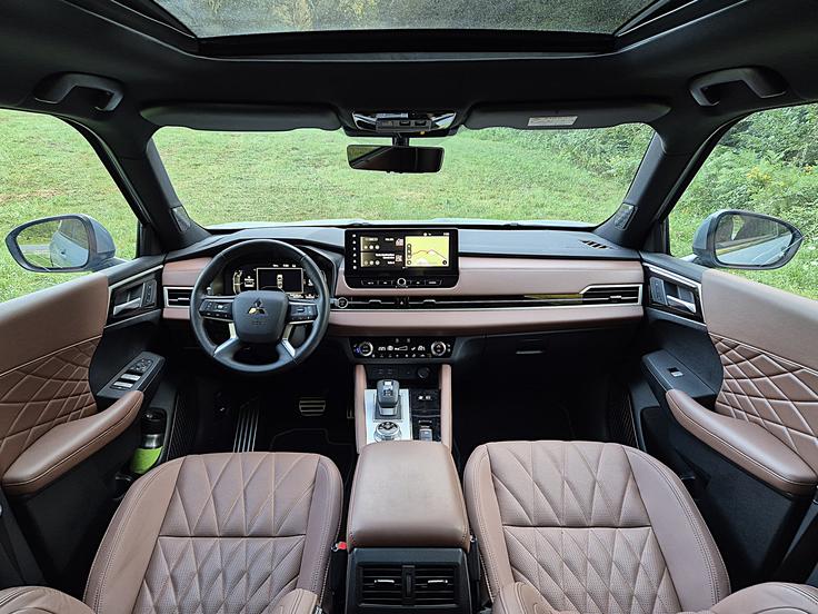 Mitsubishi outlander Notranjost je polepšana z usnjem, kromom in ne pretirano velikimi klavirsko črnimi površinami. Štirikraki usnjen volan z 2,6 zavrtljaja je neposreden, okrogel za neoviran pogled na merilno ploščo in perforiran za najboljši oprijem.  | Foto: Aleš Črnivec