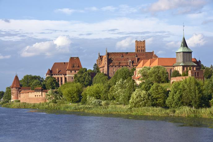 Grad Malbork | V začetku 14. stoletja je središče Nemškega viteškega reda postal grad Marienburg (poljsko Malbork), ki leži južno od mesta Gdansk. Grad, ki je bil med drugo svetovno vojno zelo poškodovan, je menda glede na površino največji na svetu. Od leta 1454 je bilo središče tevtonskih vitezov v mestu Königsberg (današnji Kaliningrad).  | Foto Getty Images