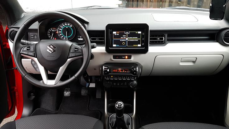 Moderna notranjost. Hvalimo preprostost ergonomije in visoko ločljiv digitalni zaslon na sredinski konzoli. Upravljanje vozila je preprosto. | Foto: Gregor Pavšič