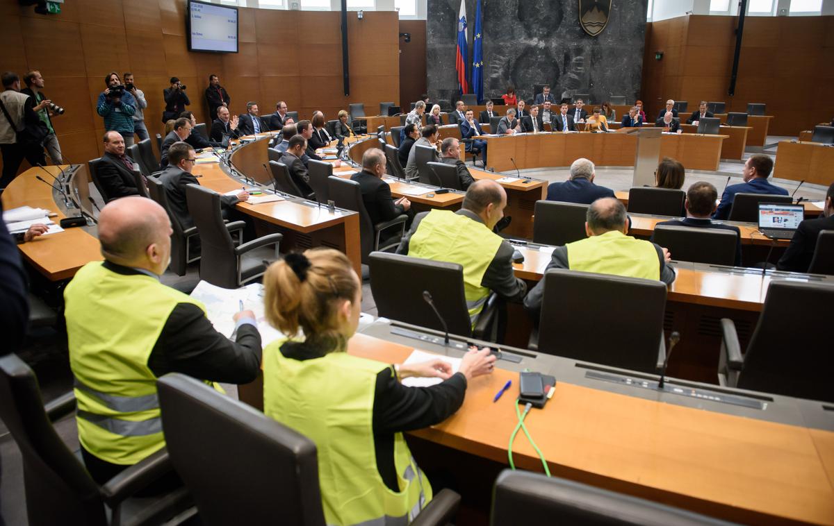 SNS v rumenih jopičih | Poslanci SNS so na sejo državnega zbora prišli oblečeni v rumene jopiče. | Foto STA