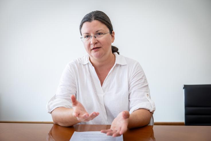 "V nasprotnem primeru, če bi mi podprli vlado doktorja Roberta Goloba, bi bili ti pritiski po mojem mnenju popolnoma drugačni ali pa jih sploh ne bi bilo. To je tisto, kar se mi po eni strani v naši politiki ne zdi pošteno niti iskreno," meni Katja Kokot.  | Foto: Gaja Hanuna