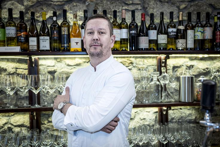 Gostilna Podfarovž v Vipavi se je pod vodstvom Denisa Ibrišimovića iz zanemarjenega objekta dvignila na višjo raven. "Skušamo biti zelo lokalni in sodelovati z lokalnimi dobavitelji. Skušamo biti prijazni do sosedov. Nenazadnje je Vipava naš dom. Vipava je nekaj, kar predstavlja nas, mi pa predstavljamo Vipavo," skrbi za sožitje. | Foto: Ana Kovač