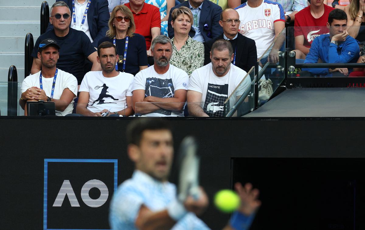 Srđan Đoković | Srđan Đoković (na fotografiji v drugi vrsti skrajno levo) se je zaradi poziranja s proruskimi simpatizerji znašel na udaru kritikov.   | Foto Reuters