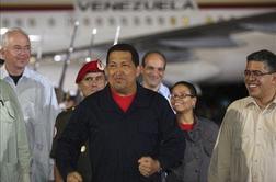 Chavez po kemoterapiji na Kubi nazaj v Venezueli
