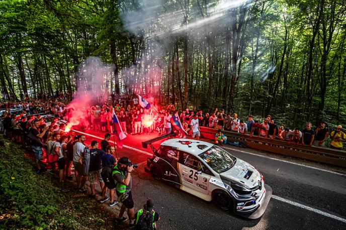 Gorjanci | Tako so navdušenci ob progi pričakali Mateja Grudnika (renault clio), zmagovalca v razvrstitvi državnega prvenstva gorske dirke na Gorjance. | Foto Uroš Modlic