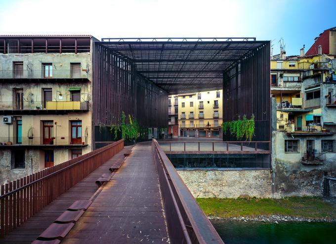 Večnamenski odprti prostor na mestu porušenega gledališča La Lira, Ripoll, Španija | Foto: Hisao Suzuki