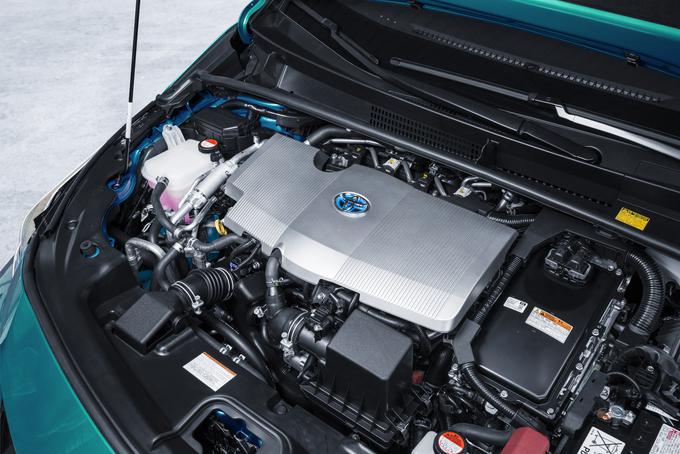 Pogled na 1,8-litrski bencinski motor priusa ne razkriva električnega ozadja, ki ga tvorita dva elektromotorja. | Foto: Toyota