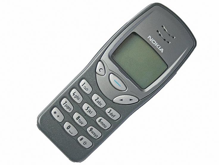 Še ena Nokijina legenda. 3210 je bil eden prvih mobilnih telefonov z notranjo anteno, med prvimi je omogočal pošiljanje preprostih sličic, na njem smo igrali kultno igro Kača.  | Foto: 