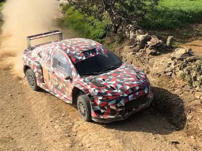 Ali Toyota zares vrača celico? Skrivnostni dirkalnik ujet na testiranju #foto