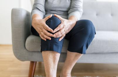 Voda v kolenu: kaj je sklepni izliv in kako ga odpraviti?