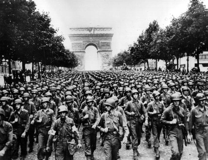 Zavezniki so osvobodili francosko glavno mesto Pariz 26. maja 1944. Na fotografiji: ameriški vojaki v Parizu. | Foto: Guliverimage