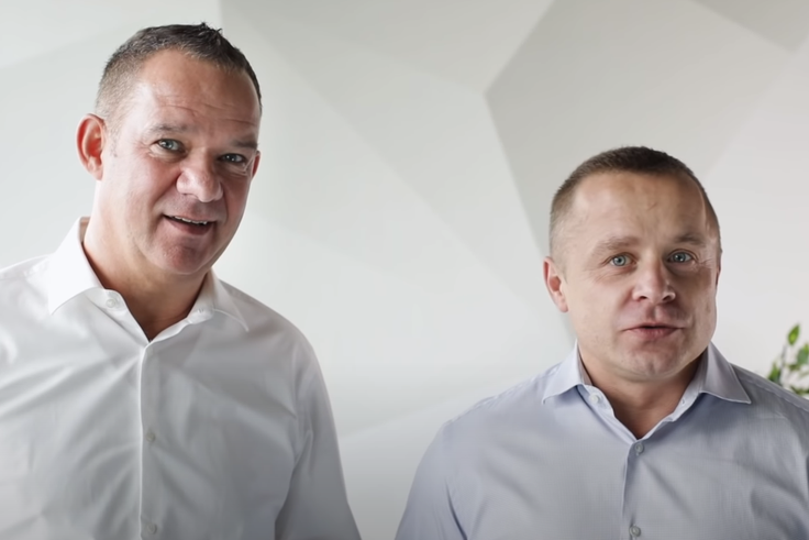 Denarni tok se je tako rekoč izsušil leta 2019 po propadu FutureNetove kriptovalute in usihanju svežega kapitala, saj je bilo potencialnih vlagateljev vse manj, na kar je vplival tudi zlom megaponzijeve sheme OneCoin, ki je marsikoga odvrnil od vplačevanja v podobne projekte. Takrat se je prenehala tudi skoraj vsa promocija FutureNeta na spletu. Zadnji videoposnetek je FutureNet na svoj predhodno sicer zelo aktiven kanal na YouTubu objavil 11. septembra 2019. Na fotografiji Stephan Morgenstern in Roman Ziemian. | Foto: YouTube / Posnetek zaslona
