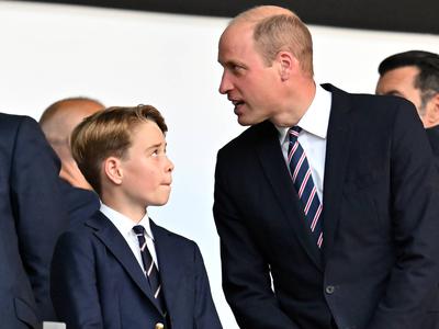 Mladi princ si želi mobilni telefon, oče bi mu ga dal pod tem pogojem