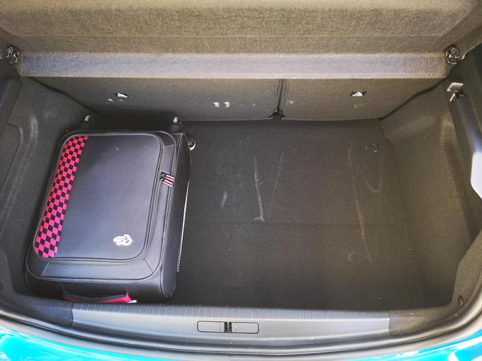 Prtljažnik je soliden, a prej majhen kot spodbudno velik. Clio (in zoe) imata večjega. | Foto: Gregor Pavšič