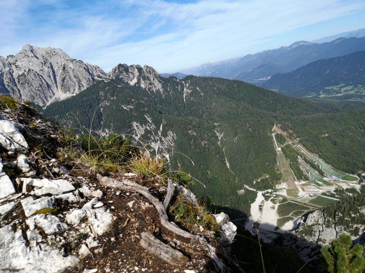 Na zadnjem delu vzpona na Ciprnik ves čas zremo v dolino pod Poncami. | Foto: Matej Podgoršek