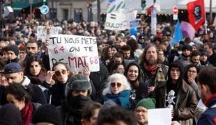 Množični protesti v Franciji: delo so prekinili zaposleni v javnem prometu, zdravstvu in šolstvu