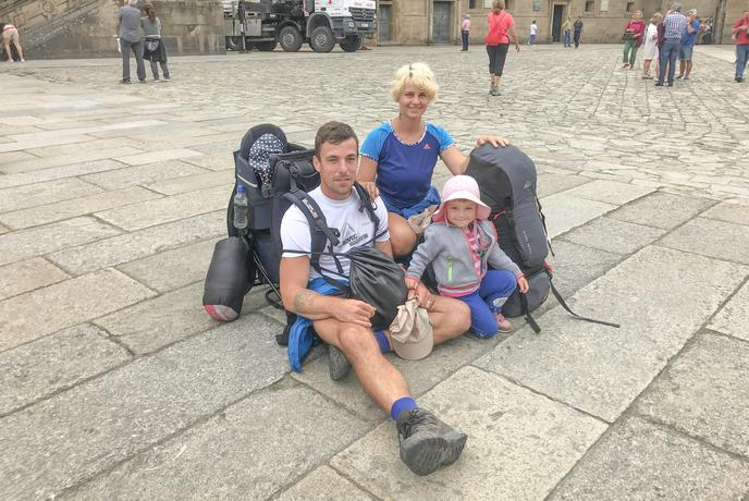 Slovenska družina, ki je s triletnico v nahrbtniku prehodila 800 kilometrov El Camina #intervju