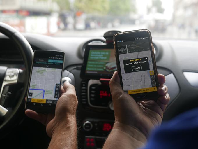 Na levem pametnem telefonu aplikacija, kot jo vidi voznik, na desnem pametnem telefonu pa, kot jo vidi potnik. | Foto: Gregor Pavšič