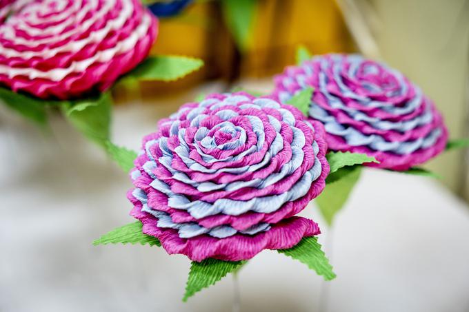 Čudovito, detajlno izdelano cvetje iz krep papirja.  | Foto: Ana Kovač
